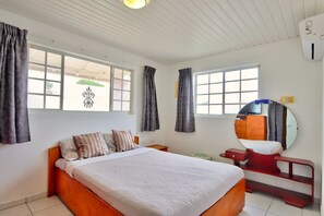 3 bedrooms, iron/ironing board, free WiFi, bed sheets - LIMITED OFFER FOR FIRST GUESTS - ENJOY MY HOME AT A GREAT RATE! (Noord,)