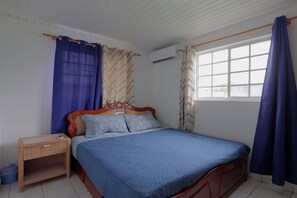 3 bedrooms, iron/ironing board, free WiFi, bed sheets - LIMITED OFFER FOR FIRST GUESTS - ENJOY MY HOME AT A GREAT RATE! (Noord,)
