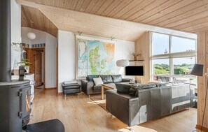 Smart TV, fireplace - Nice home in Tarm with sauna (Tarm)