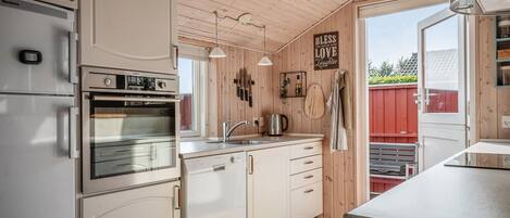 Een koelkast, een oven, een kookplaat, een vaatwasser