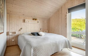 3 bedrooms, travel cot, free WiFi - Nice home in Tarm with sauna (Tarm)