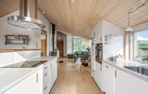 Fridge, microwave, oven, stovetop - Nice home in Tarm with sauna (Tarm)