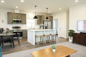 Mikrowelle, Ofen, Herdplatte, Geschirrspüler