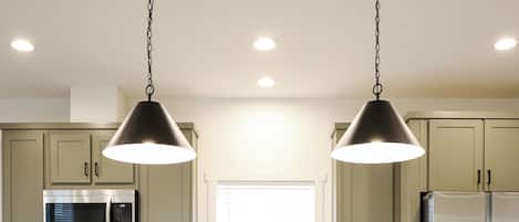 Microondas, horno, parrilla de estufa y lavavajillas