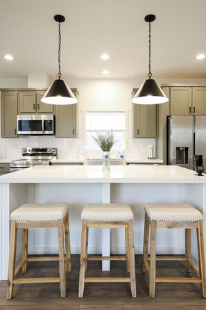 Microondas, horno, parrilla de estufa y lavavajillas 