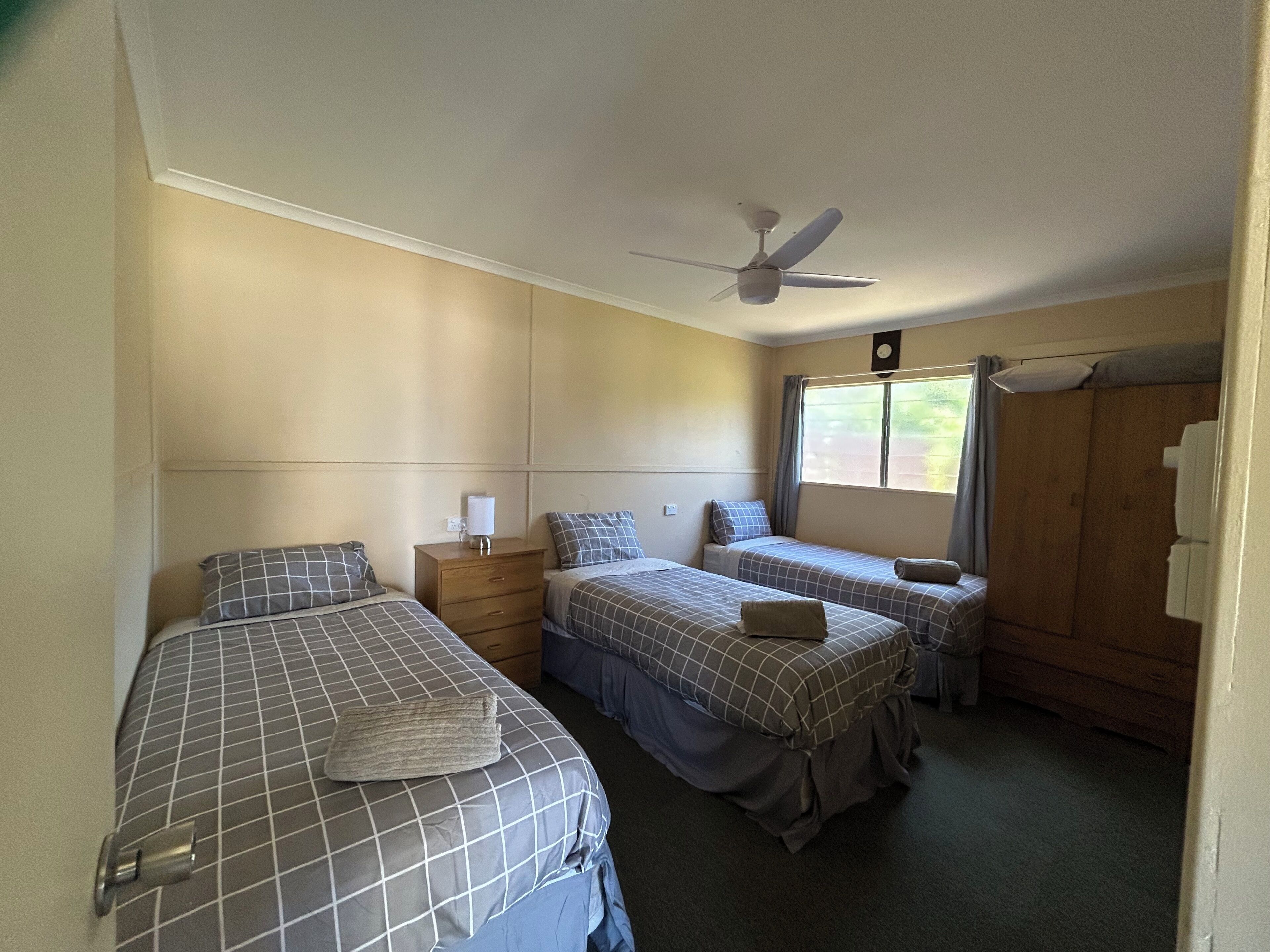 2 habitaciones, tabla de planchar con plancha, wifi y ropa de cama 