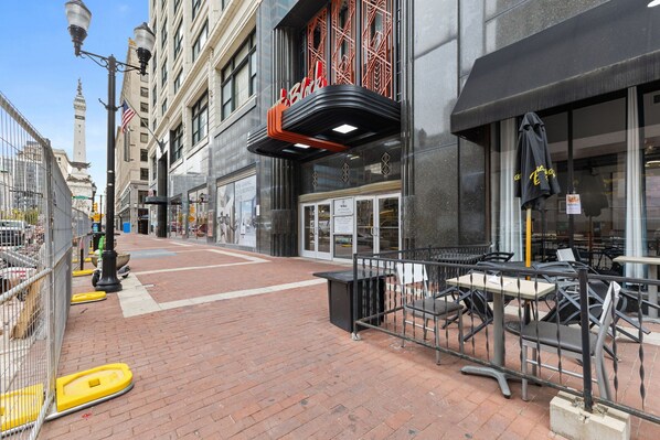 تناول الطعام بالخارج