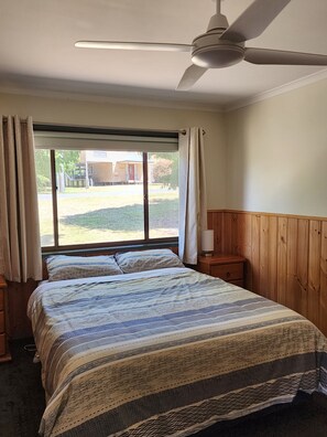 Iron/ironing board, free WiFi, bed sheets