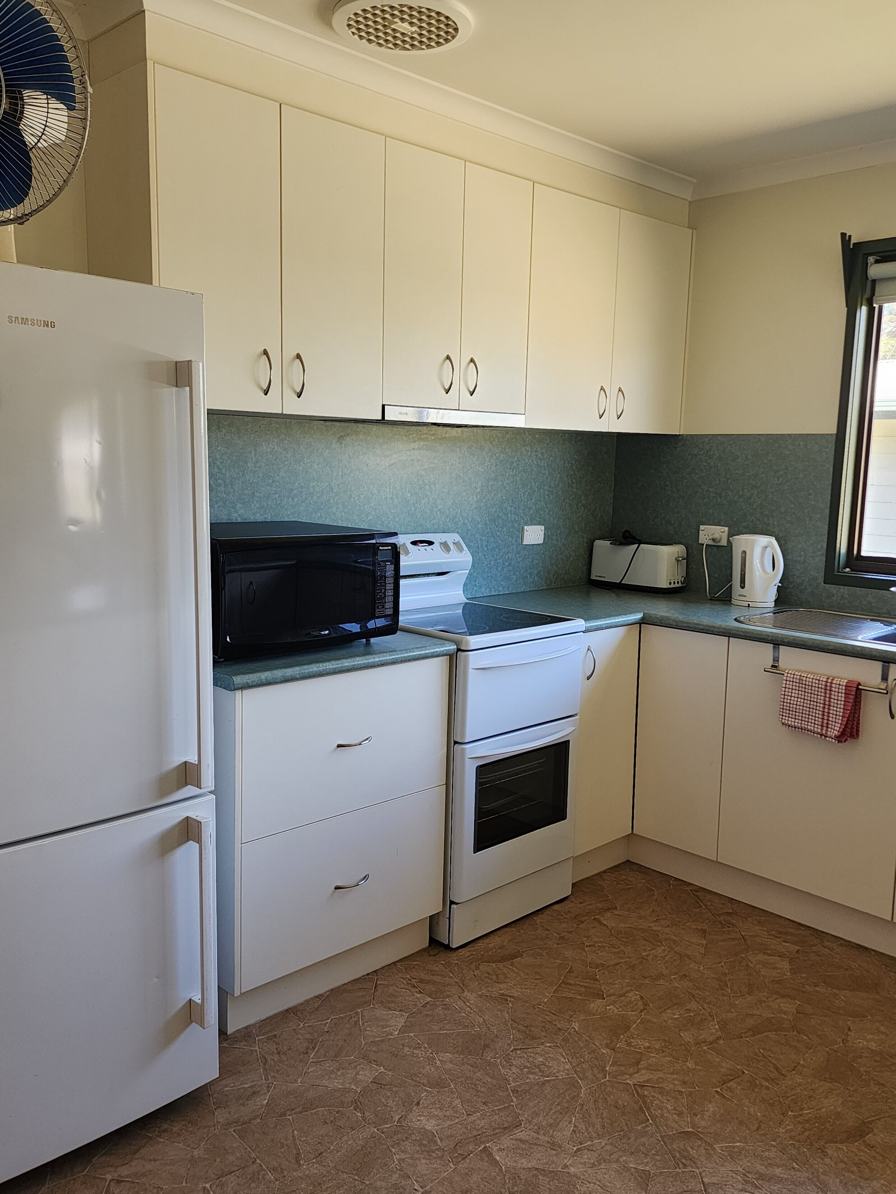 Refrigerador, microondas, horno y parrilla de estufa 