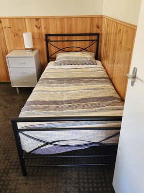 Tabla de planchar con plancha, wifi gratis y ropa de cama 