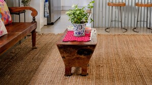 Une cuisine compacte équipée d’un réfrigérateur, d’un évier et de tabourets de bar.