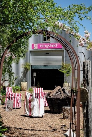 المنطقة المحيطة بالمنشأة