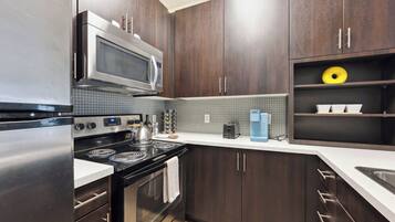 Refrigerador, microondas, horno y parrilla de estufa