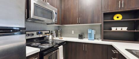 Réfrigérateur, micro-ondes, four, plaque de cuisson