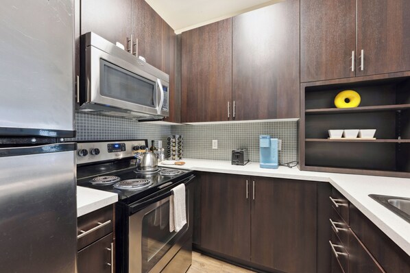 Refrigerador, microondas, horno y parrilla de estufa 