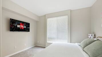 Tabla de planchar con plancha, wifi gratis y ropa de cama