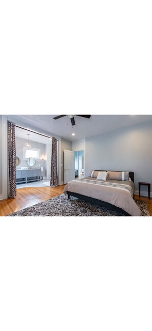 Tabla de planchar con plancha, internet y ropa de cama 