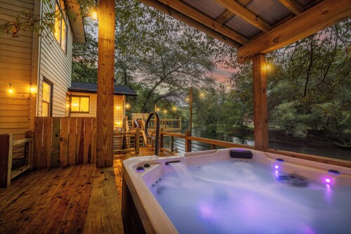 Toccoa River Front: Hot Tub, Firepit, WiFi & Prime Fishing Retreat -Pet Friendly