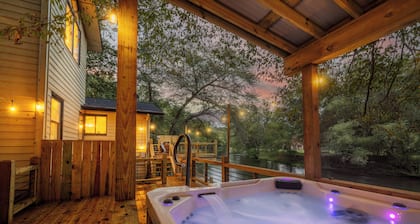 Toccoa River Front: Hot Tub, Firepit, WiFi & Prime Fishing Retreat -Pet Friendly