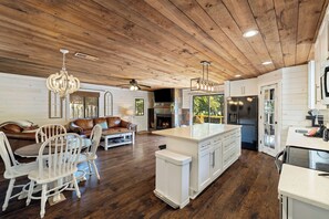 Smart TV, chimenea y libros 