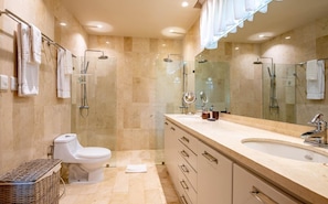 Dusche, Handtücher, Seife, Shampoo