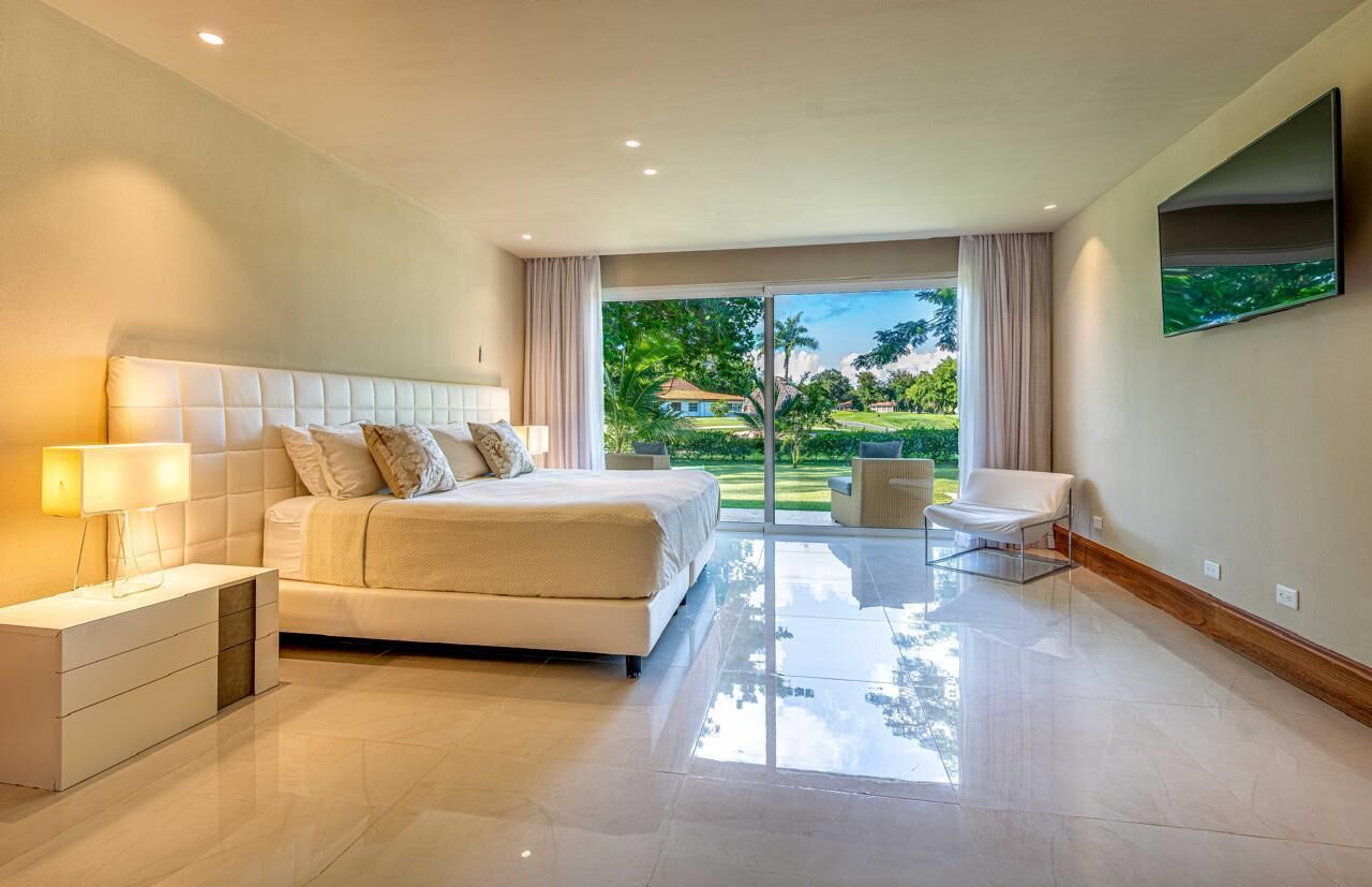 3 habitaciones, tabla de planchar con plancha y cuna de viaje 