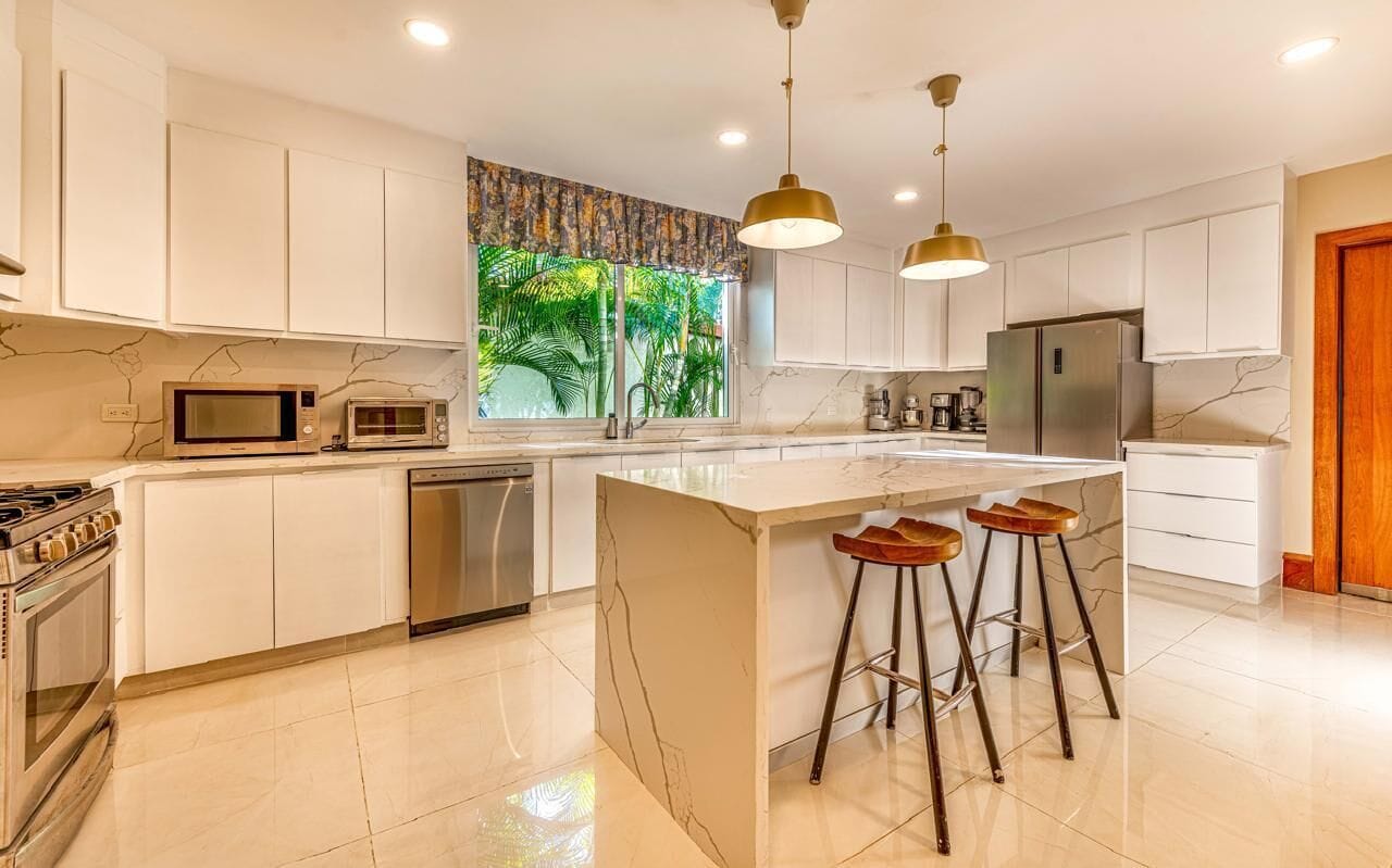 Microonde, forno, piano cottura, lavastoviglie