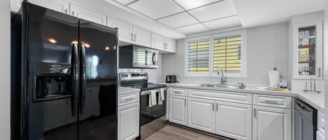 Refrigerador, microondas, horno, placa de cocina