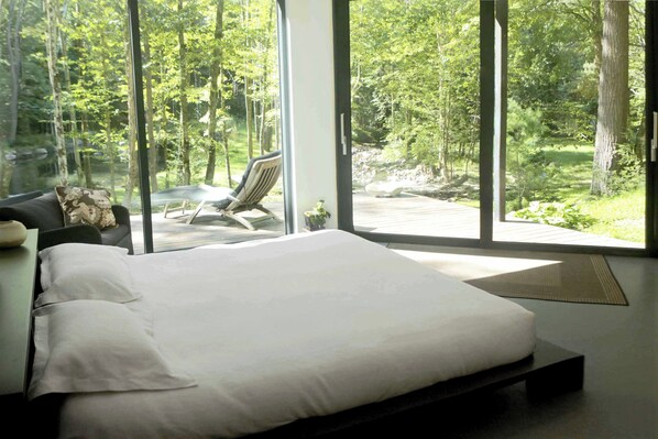 5 عدّة غرف نوم وخدمة الإنترنت وملاءات أسرّة