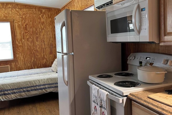 Réfrigérateur, micro-ondes, four, plaque de cuisson