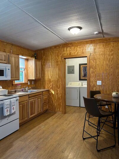 Cozy studio in charming Strawn with AC Country suite #2