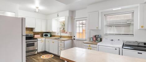 Micro-ondes, four, plaque de cuisson, lave-vaisselle