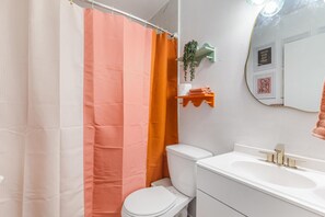 Secadora de cabello, toallas, jabón, papel de baño 