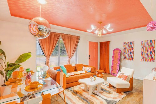 The Disco Den Prime location. Mins to amenities