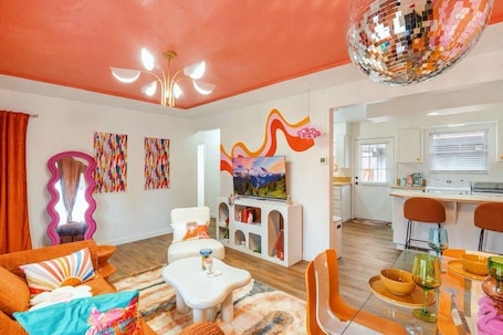 TV. The Disco Den Prime location. Mins to amenities