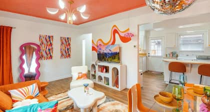 The Disco Den Prime location. Mins to amenities