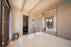3 bedrooms, iron/ironing board, free WiFi, bed sheets - Sun, sea and space to unwind — welcome to Villa Ostria (Lakithra)