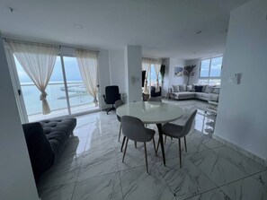 Apartment, 2 Schlafzimmer, Balkon, Stadtblick | Wohnzimmer