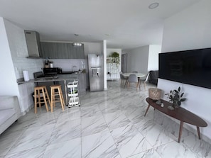 Apartment, 2 Schlafzimmer, Balkon, Stadtblick | Wohnbereich