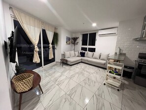 Appartement, 2 chambres, balcon, vue ville | Salle de séjour