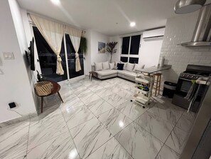 Apartment, 2 Schlafzimmer, Balkon, Stadtblick | Innenbereich