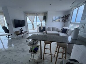 Apartment, 2 Schlafzimmer, Balkon, Stadtblick | Wohnzimmer