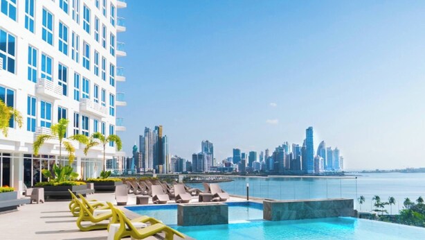 Outdoor pool - Balboa Avenue Sky Suites (Panama City)