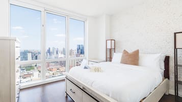 Een strijkplank/strijkijzer, wifi, beddengoed