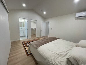 Tabla de planchar con plancha, wifi y ropa de cama 