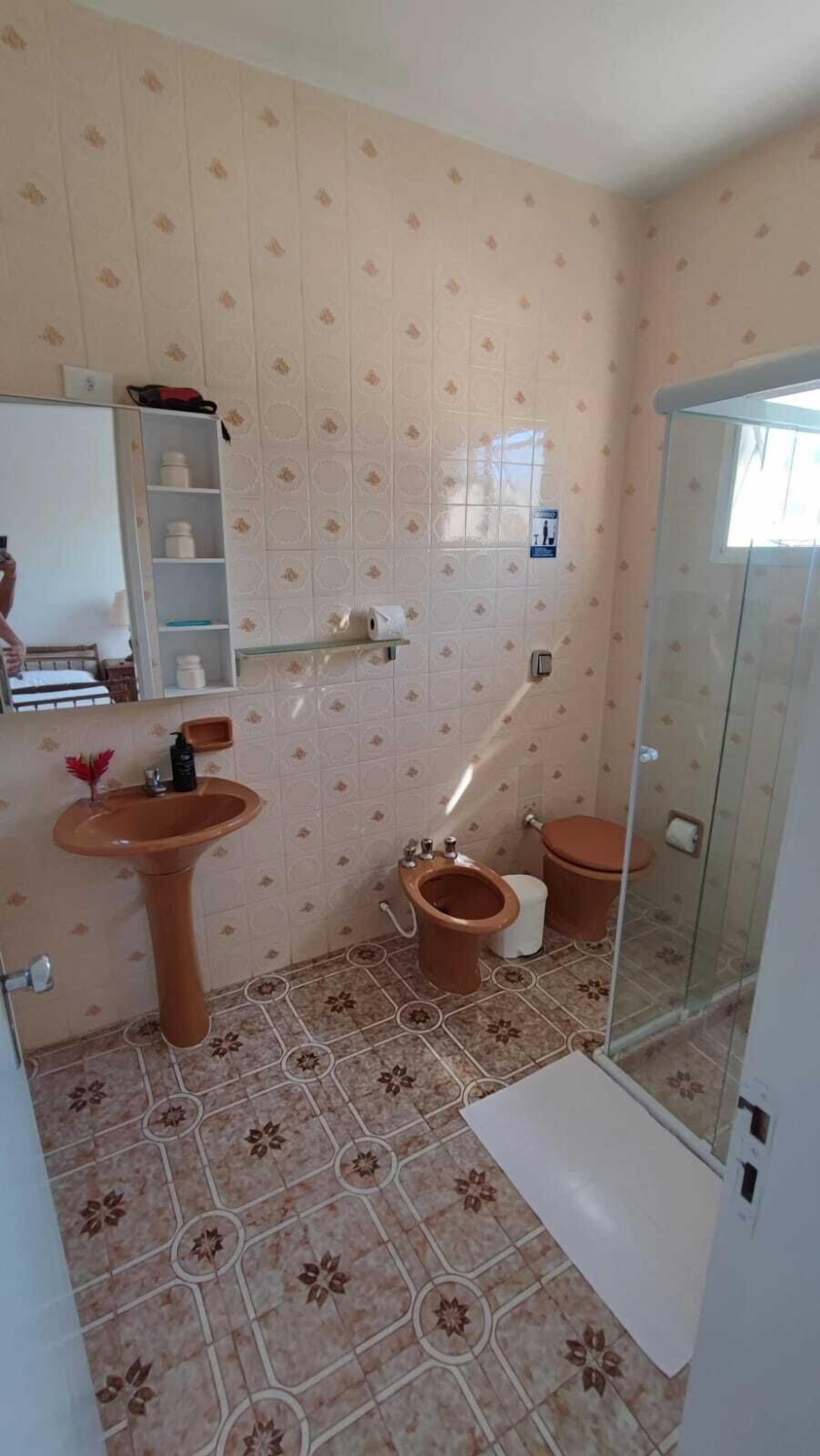 Quarto quádruplo conforto, vista para a piscina | Banheiro | Chuveiro, secador de cabelo, toalhas de banho, sabonete