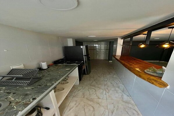 Oven, coffee/tea maker, electric kettle, cookware/dishes/utensils