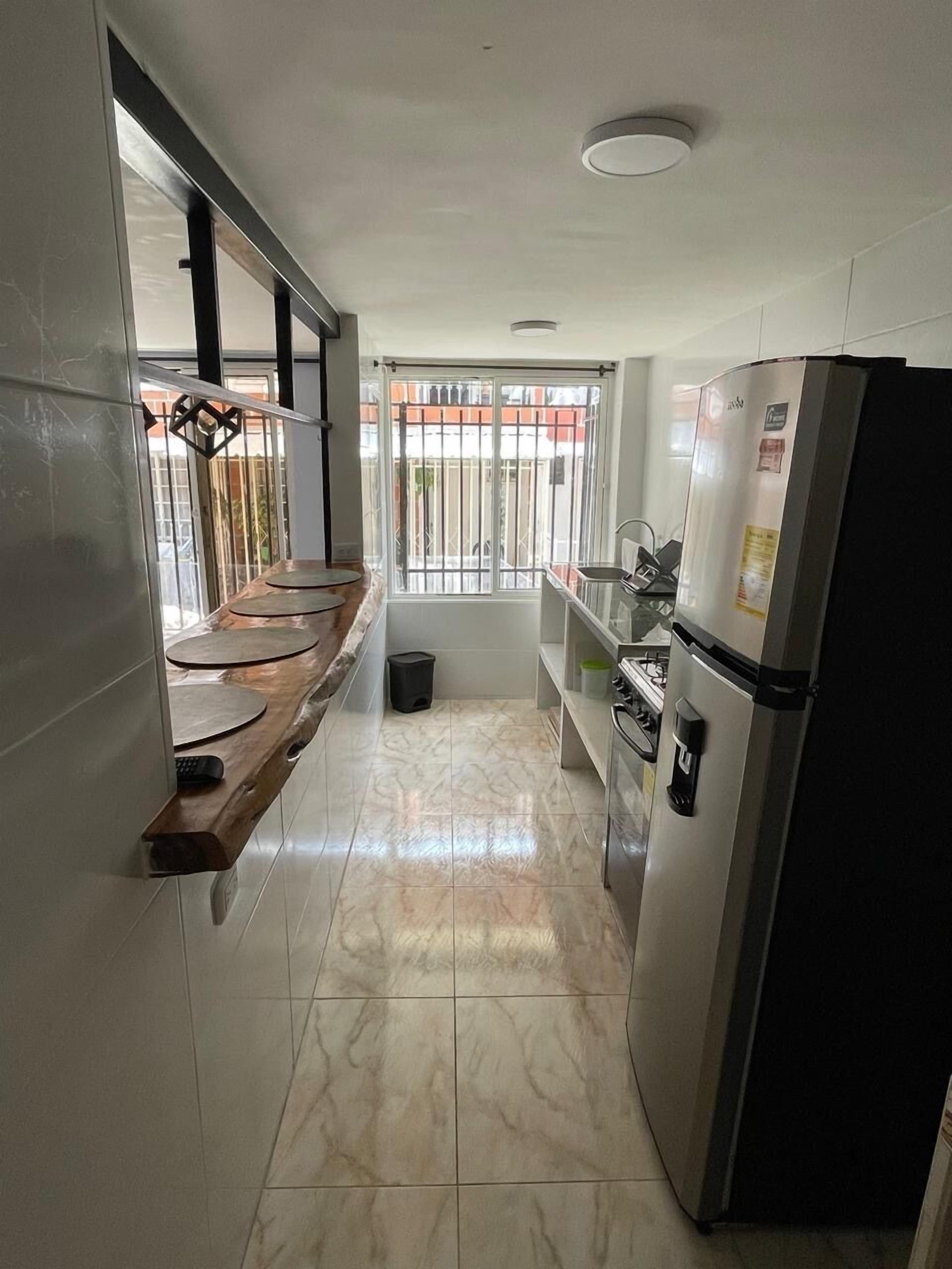 Horno, cafetera y tetera, tetera eléctrica y utensilios de cocina 