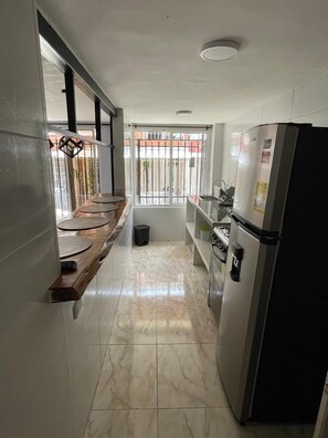 Oven, coffee/tea maker, electric kettle, cookware/dishes/utensils