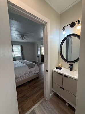 3 bedrooms, iron/ironing board, WiFi - Charming 3-bedroom house in welcoming Lexington with AC (Lexington)